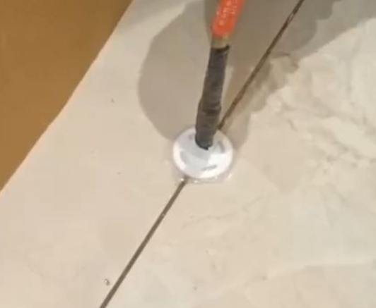 宾川瓷砖空鼓维修公司专业解答瓷砖在铺贴过程中，如果没有涂抹均匀到位的粘结材料（如水泥砂浆或瓷砖胶），可能会导致以下问题